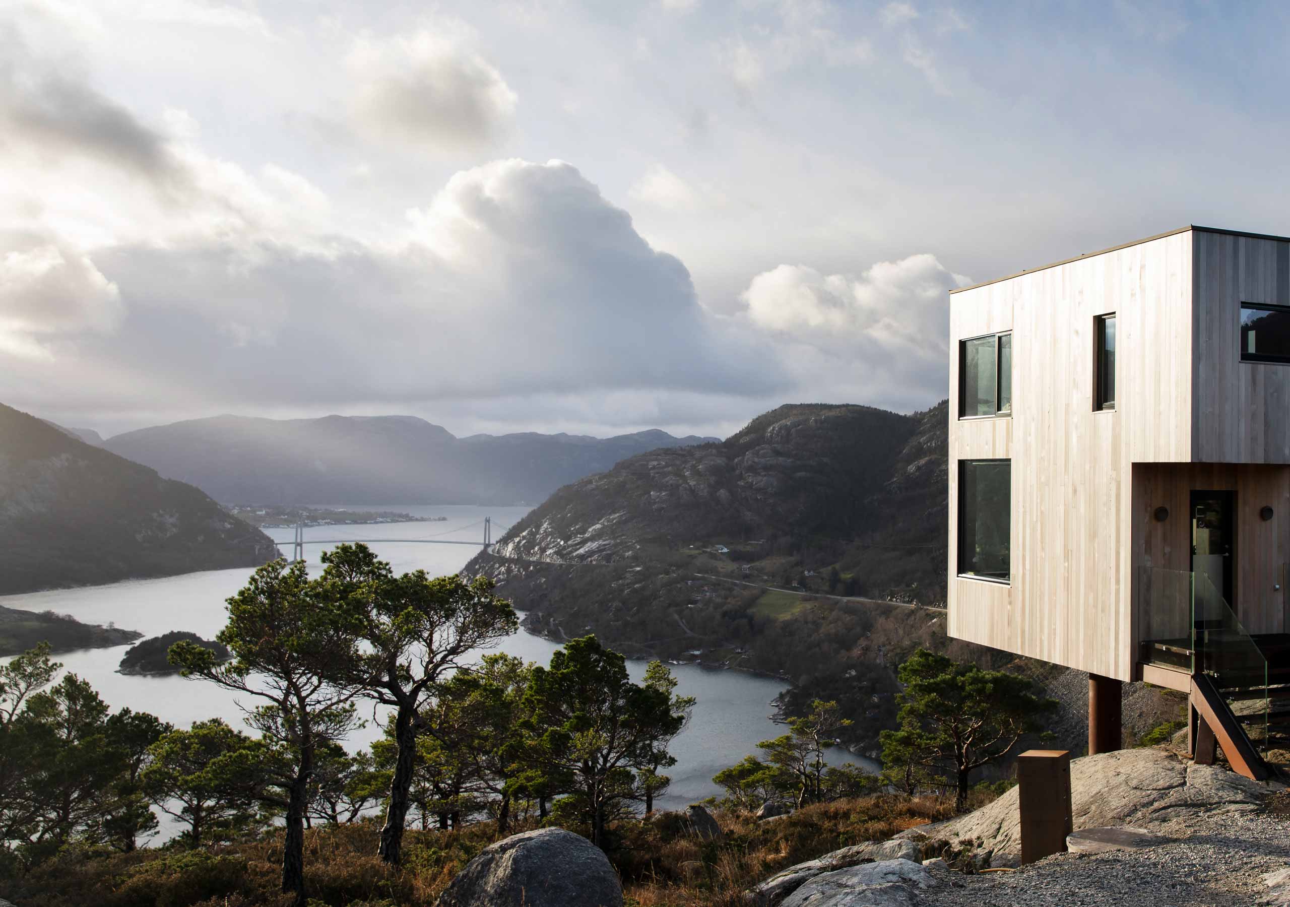 Design-Ferienhaus im skandinavischen Wohnstil von NOVALI Guesthouses – hochwertig einrichten, erfolgreich vermieten und designaffin mieten in Norwegen.